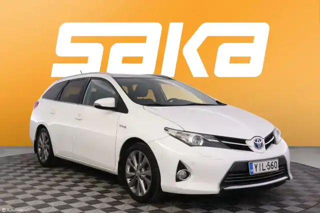 Valkoinen Farmari, Toyota Auris – YIL-560