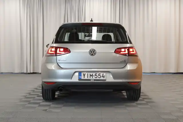 Harmaa Viistoperä, Volkswagen Golf – YIM-554