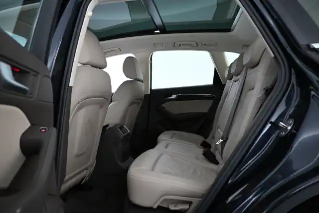 Sininen Maastoauto, Audi Q5 – YIN-439
