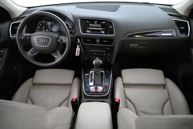 Sininen Maastoauto, Audi Q5 – YIN-439