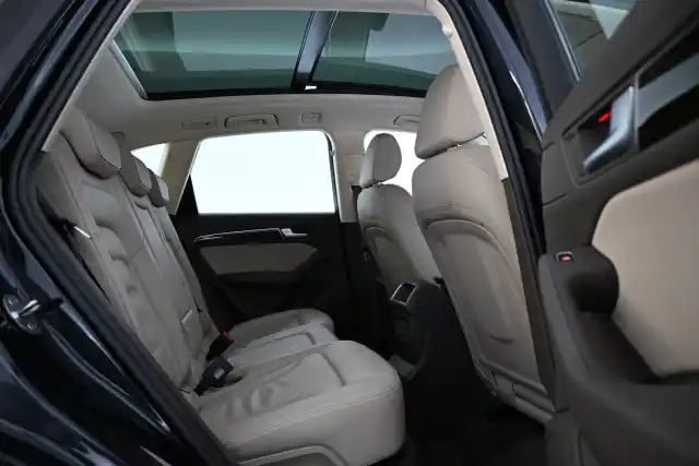 Sininen Maastoauto, Audi Q5 – YIN-439