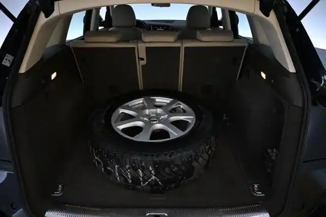Sininen Maastoauto, Audi Q5 – YIN-439