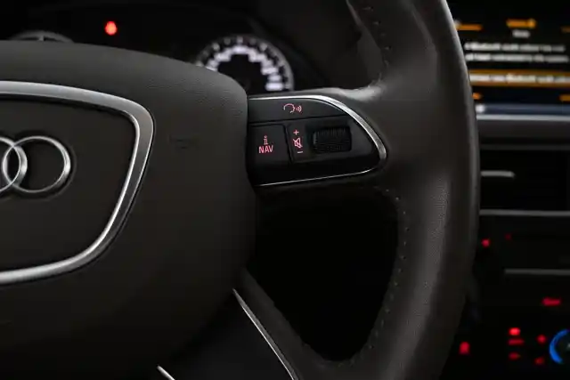 Sininen Maastoauto, Audi Q5 – YIN-439