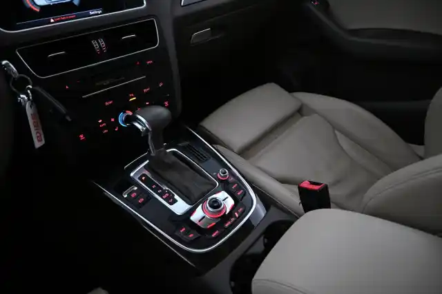 Sininen Maastoauto, Audi Q5 – YIN-439