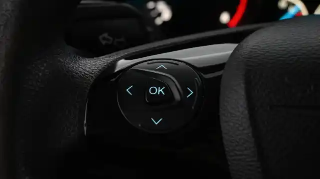 Valkoinen Pakettiauto, Ford Transit Connect – YIP-884