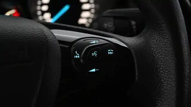 Valkoinen Pakettiauto, Ford Transit Connect – YIP-884
