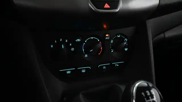 Valkoinen Pakettiauto, Ford Transit Connect – YIP-884