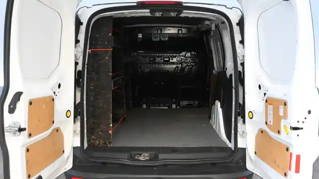 Valkoinen Pakettiauto, Ford Transit Connect – YIP-884