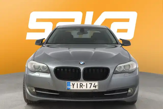 Harmaa Sedan, BMW 520 – YIR-174