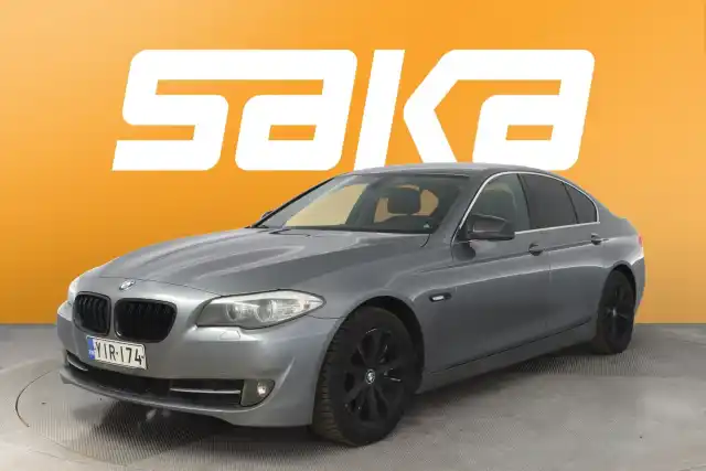 Harmaa Sedan, BMW 520 – YIR-174