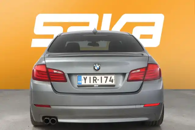 Harmaa Sedan, BMW 520 – YIR-174