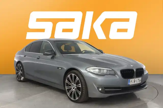 Harmaa Sedan, BMW 520 – YIR-174