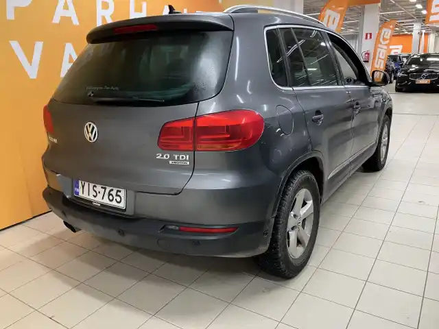 Harmaa Maastoauto, Volkswagen Tiguan – YIS-765