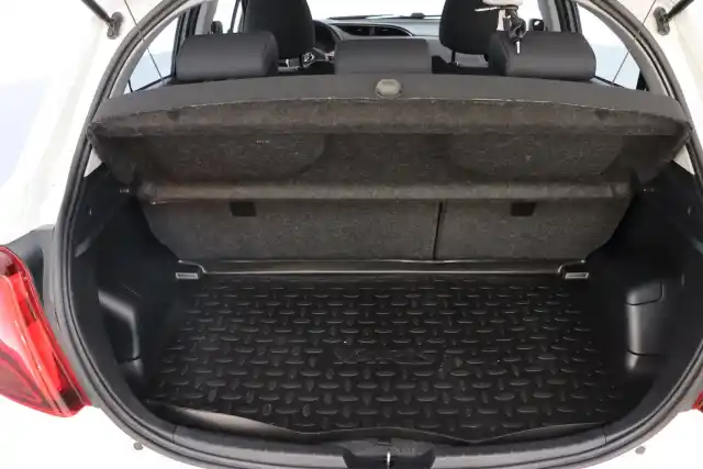 Valkoinen Viistoperä, Toyota Yaris – YIT-445