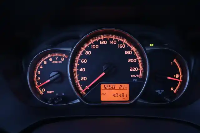 Valkoinen Viistoperä, Toyota Yaris – YIT-445