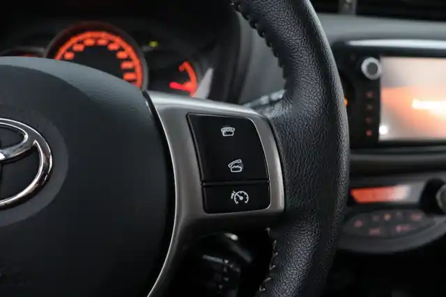 Valkoinen Viistoperä, Toyota Yaris – YIT-445