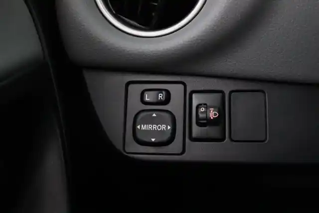 Valkoinen Viistoperä, Toyota Yaris – YIT-445