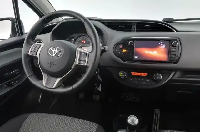 Valkoinen Viistoperä, Toyota Yaris – YIT-445