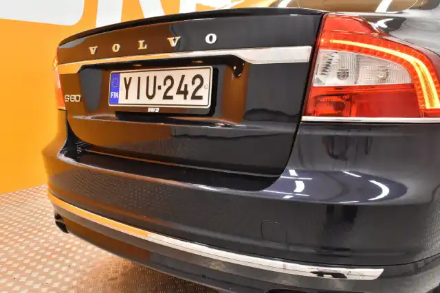 Sininen Sedan, Volvo S80 – YIU-242