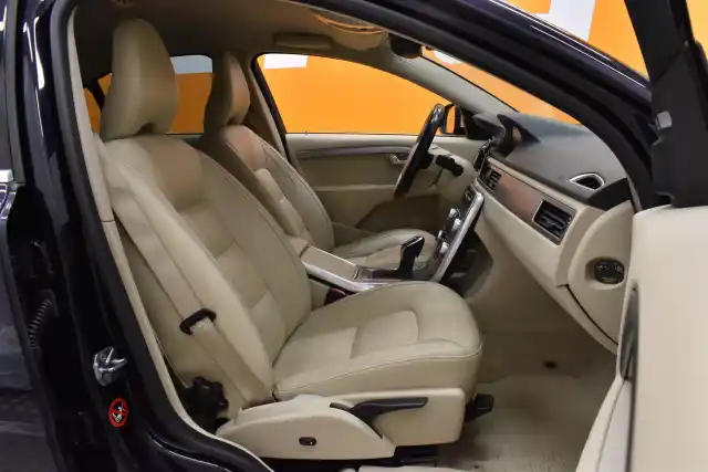 Sininen Sedan, Volvo S80 – YIU-242