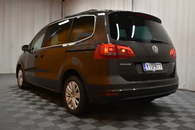 Ruskea Tila-auto, Volkswagen Sharan – YIU-977