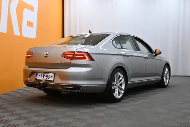 Harmaa Sedan, Volkswagen Passat – YIV-894