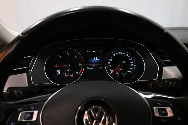 Harmaa Sedan, Volkswagen Passat – YIV-894