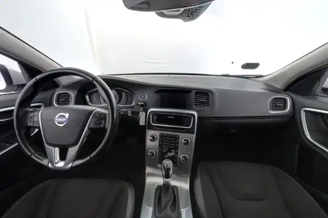 Harmaa Farmari, Volvo V60 – YIX-565