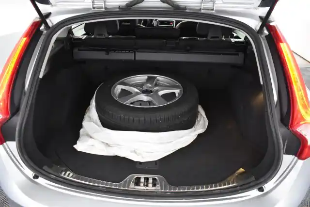 Harmaa Farmari, Volvo V60 – YIX-565