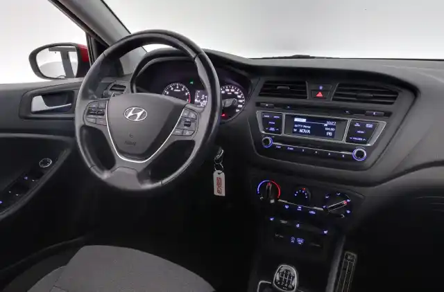 Punainen Viistoperä, Hyundai I20 – YJA-318