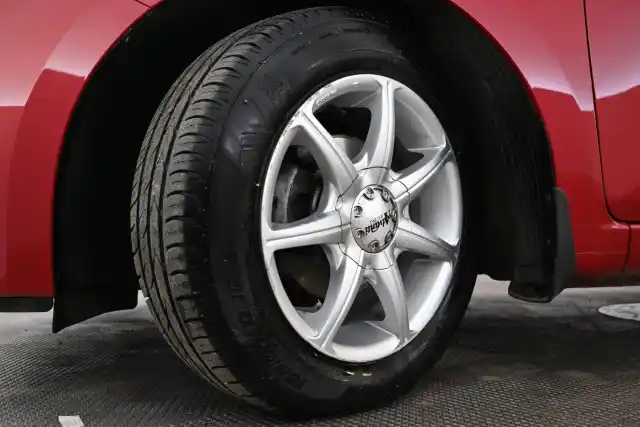 Punainen Viistoperä, Hyundai I20 – YJA-318