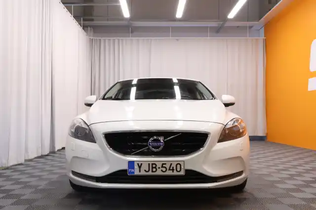 Valkoinen Viistoperä, Volvo V40 – YJB-540