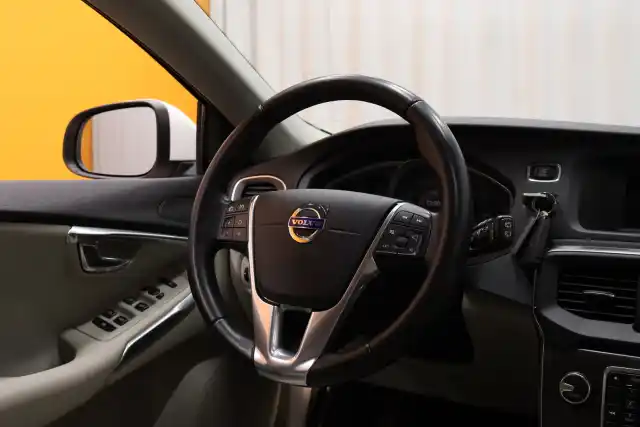 Valkoinen Viistoperä, Volvo V40 – YJB-540