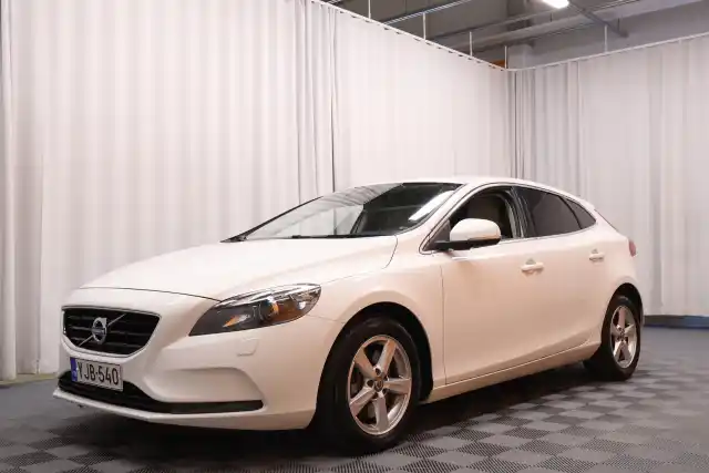 Valkoinen Viistoperä, Volvo V40 – YJB-540