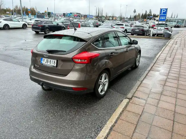 Ruskea (beige) Viistoperä, Ford Focus – YJB-818