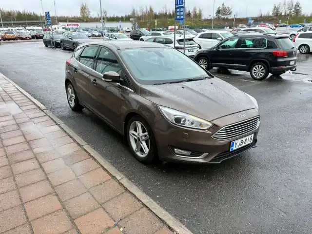 Ruskea (beige) Viistoperä, Ford Focus – YJB-818