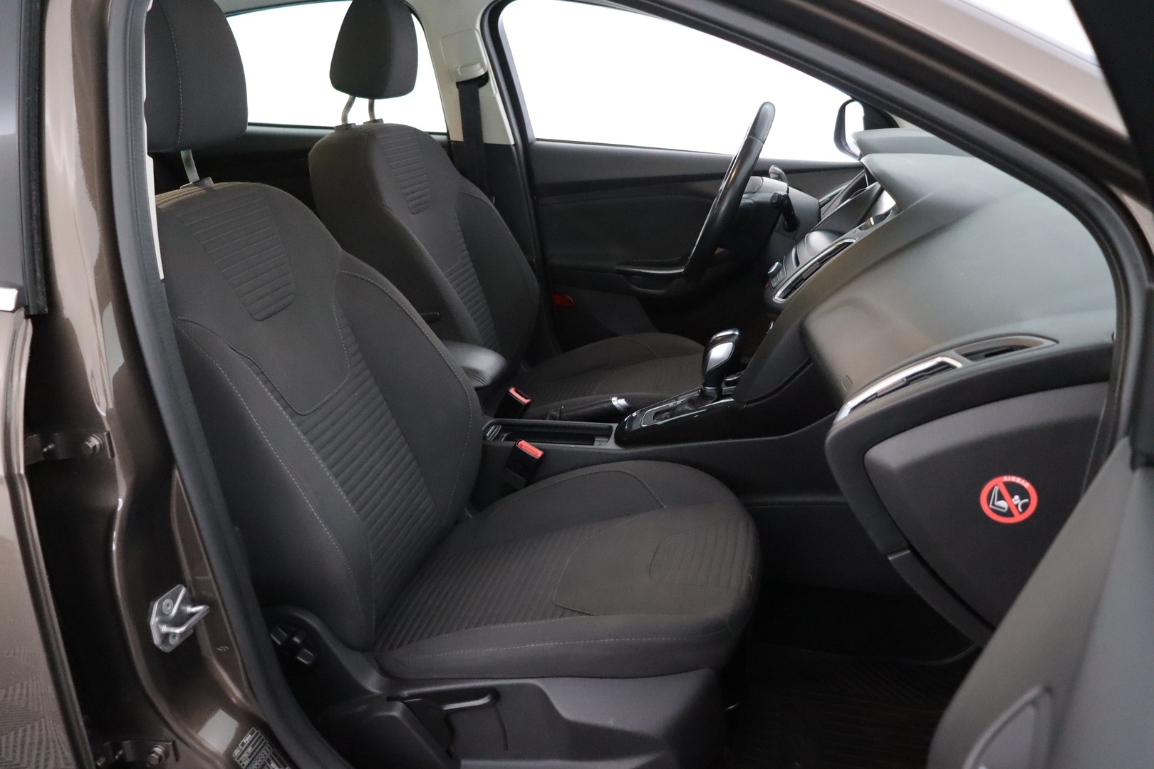 Ruskea Viistoperä, Ford Focus – YJB-818