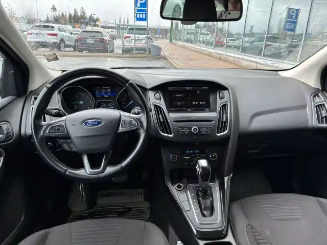 Ruskea (beige) Viistoperä, Ford Focus – YJB-818