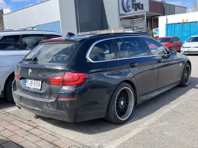 Musta Pakettiauto, BMW 525 – YJB-939