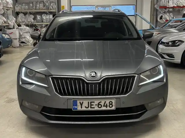 Harmaa Farmari, Skoda Superb – YJE-648