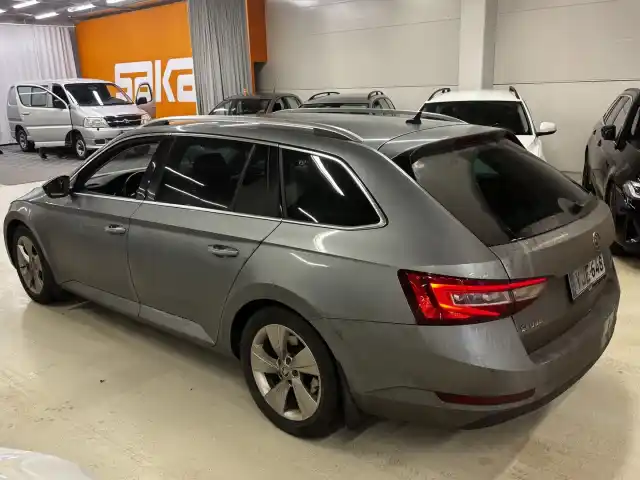 Harmaa Farmari, Skoda Superb – YJE-648