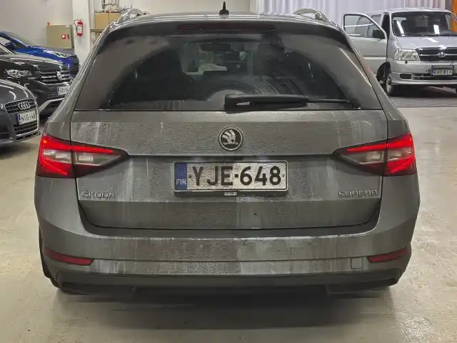 Harmaa Farmari, Skoda Superb – YJE-648