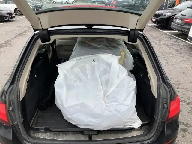 Musta Farmari, BMW 520 – YJF-689