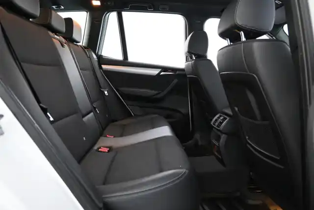 Valkoinen Maastoauto, BMW X3 – YJF-755