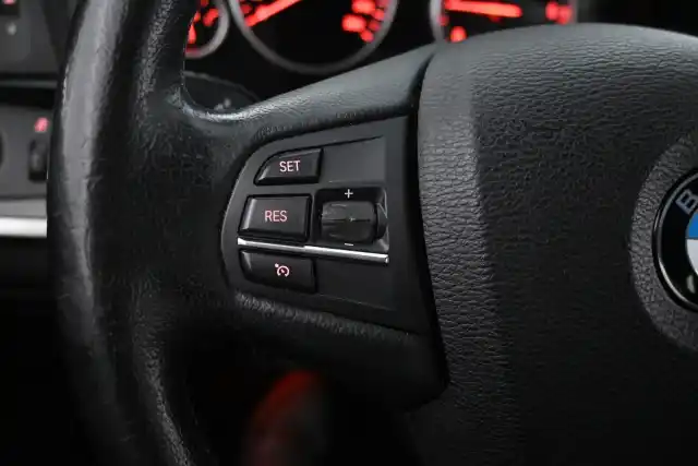 Valkoinen Maastoauto, BMW X3 – YJF-755