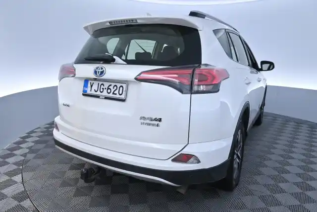 Valkoinen Maastoauto, Toyota RAV4 – YJG-620