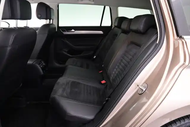 Keltainen Farmari, Volkswagen Passat – YJG-758