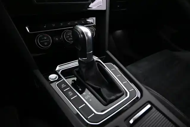 Keltainen Farmari, Volkswagen Passat – YJG-758
