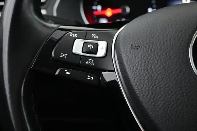 Keltainen Farmari, Volkswagen Passat – YJG-758