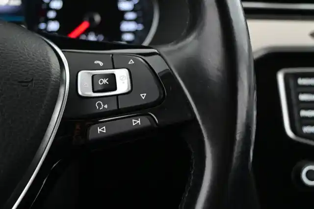Keltainen Farmari, Volkswagen Passat – YJG-758